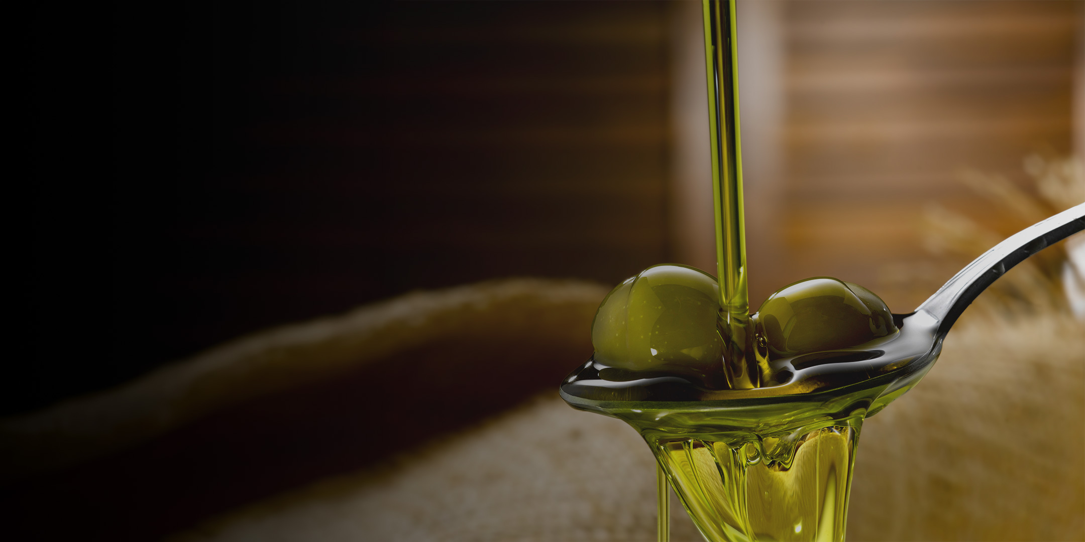 Azienda agricola Monteriggioni – olio versato su un cucchiaio di olive