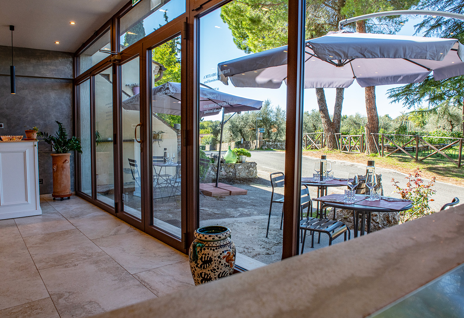 Agricoltura biologica Toscana – veranda con vista sul giardino