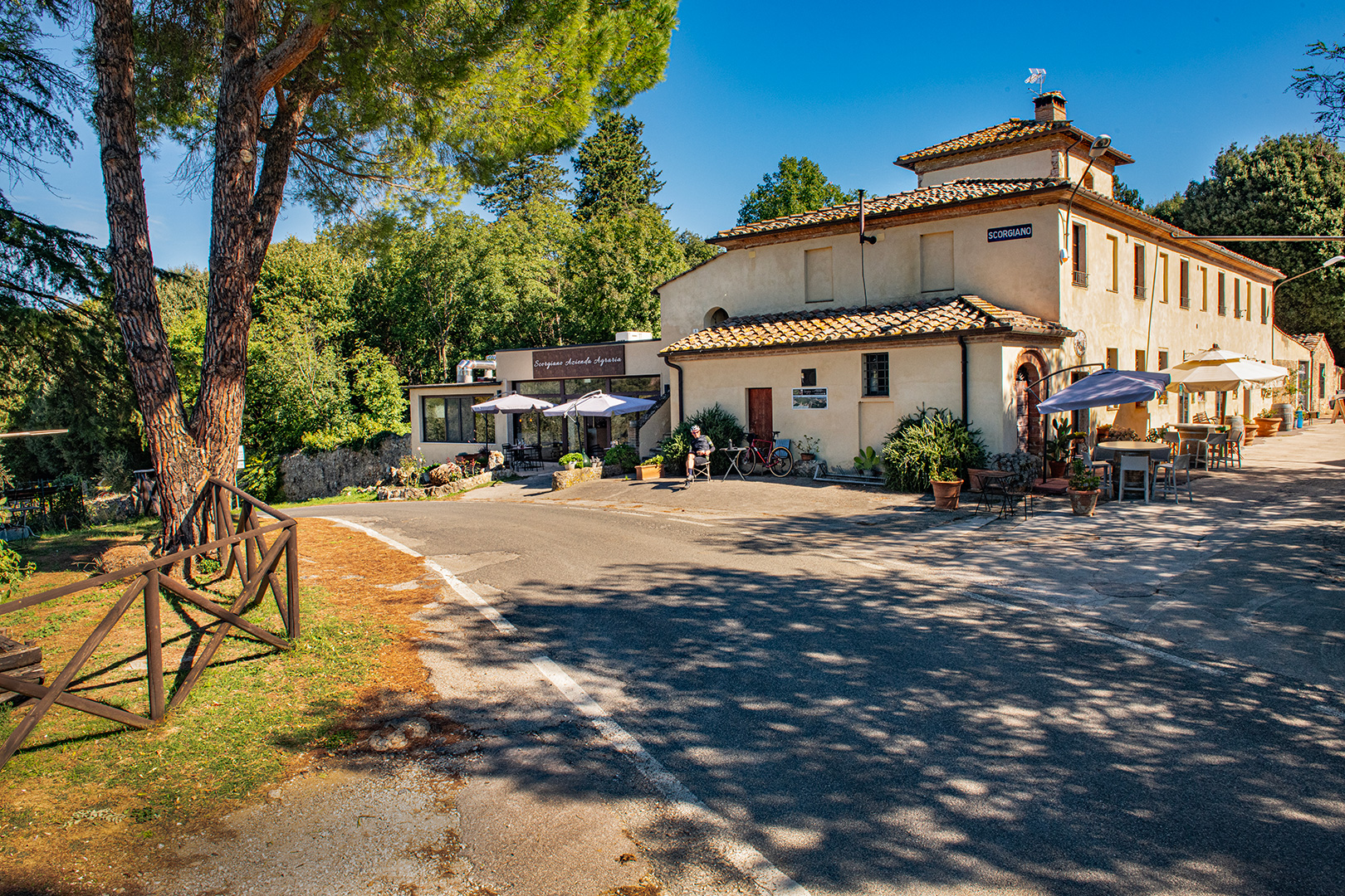 Agricoltura biologica Toscana – casale e ingresso della bottega