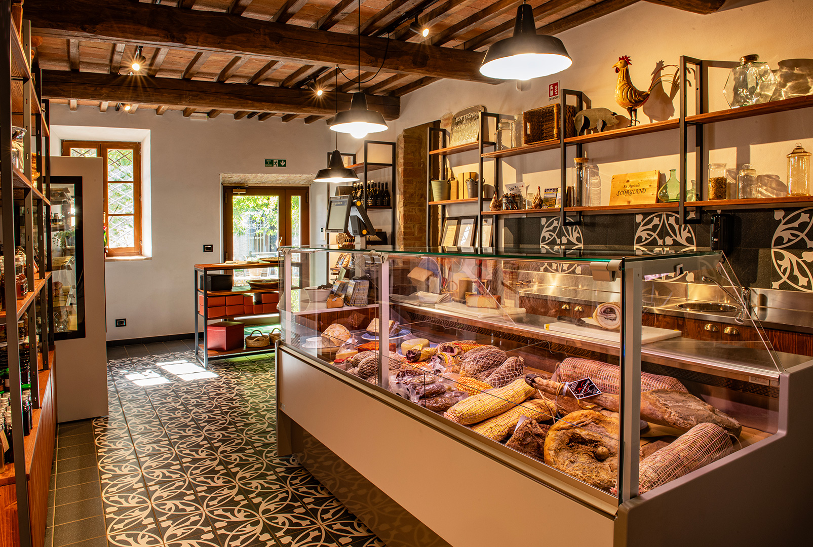 Fattoria didattica Toscana – bottega con banco salumi
