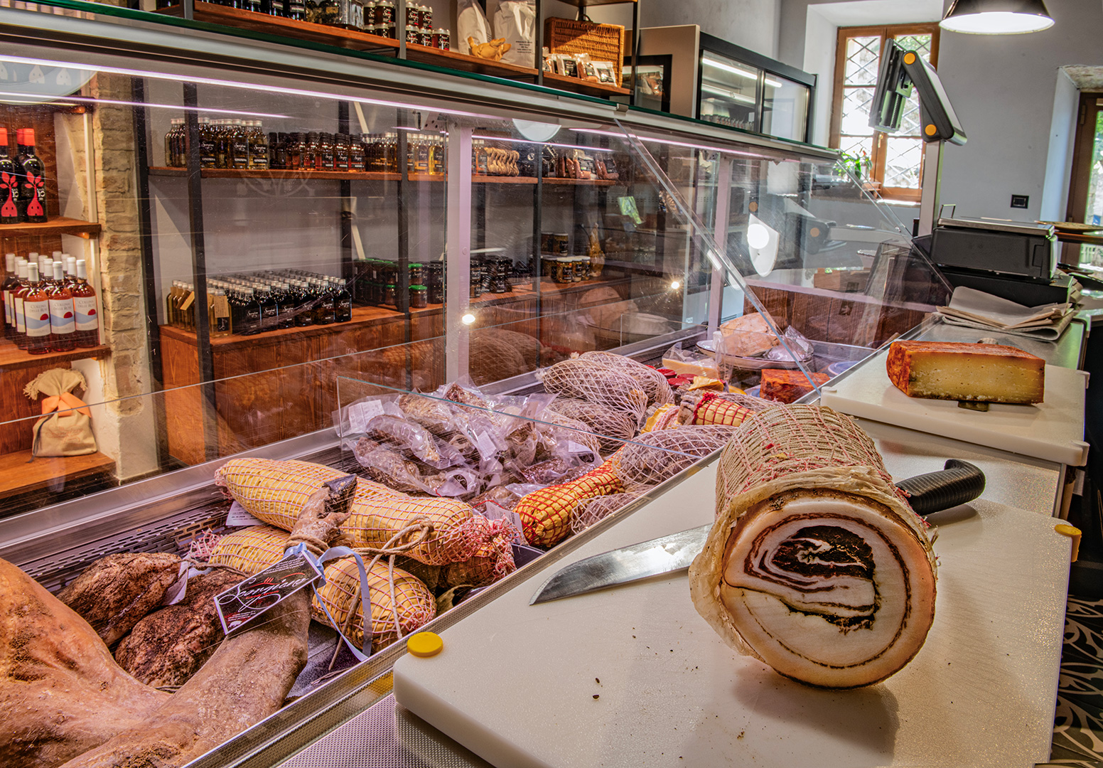 Fattoria didattica Toscana – bancone dei salumi della bottega