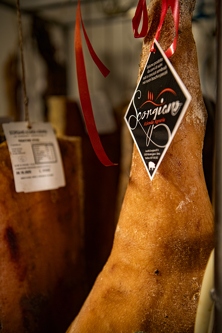 Fattoria didattica Toscana – prosciutto appeso con sigillo