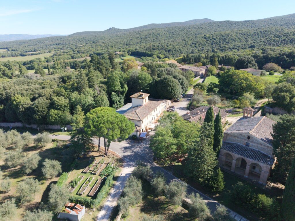 Azienda agricola Monteriggioni – vista aerea della tenuta tra colline e boschi